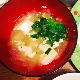 のらぼう菜と玉ねぎと豆腐の味噌汁